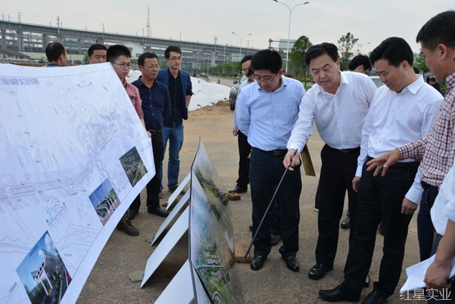 副市长黎春秋调研红星新市场配套道路建设(4)