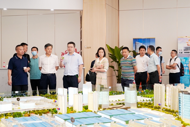 怀化市人大常委会副主任胡和平一行考察红星全球农批中心 (1).jpg