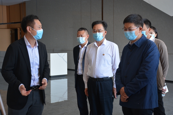 听取红星农谷项目介绍