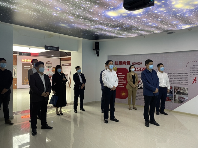 参观红星村社区“影像红星”村史陈列